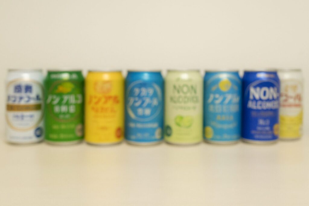 さまざまなノンアルチューハイ缶が並ぶイメージ（実在商品ではありません）