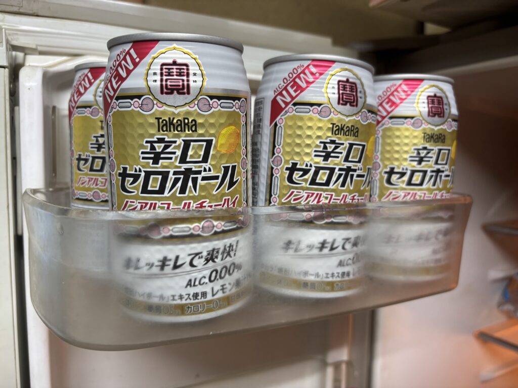 冷蔵庫のドアポケットにストックされたタカラ「辛口ゼロボール」の缶（ノンアルコールチューハイ）